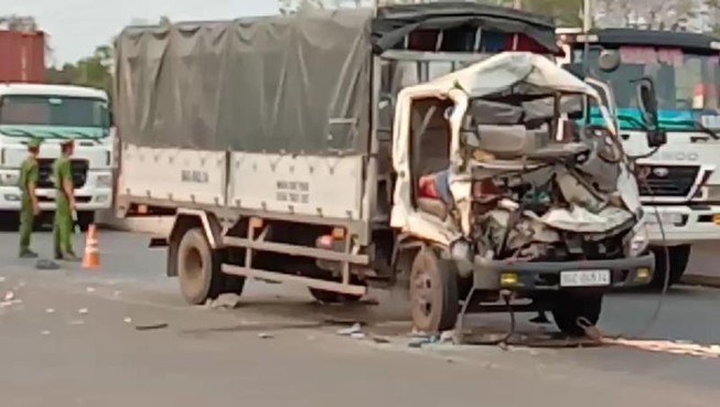 Ô tô tải tông xe máy cày làm 2 người chết, 1 bị thương