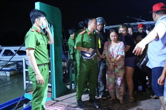 Sới bạc khủng với nhiều nữ giới tham gia ở giữa sông