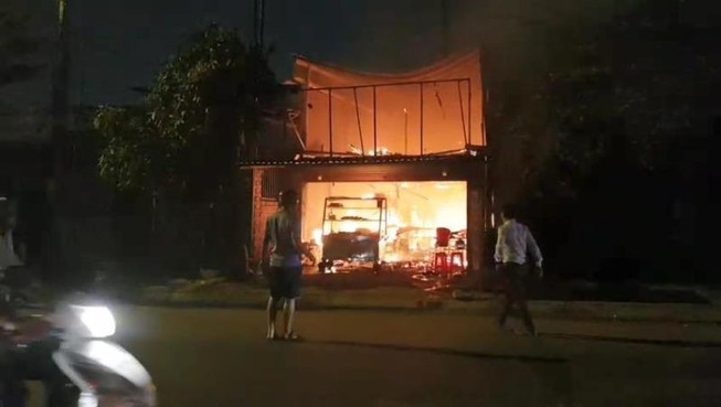 Quán cơm bị cháy, chủ quán đứng nhìn trong tuyệt vọng