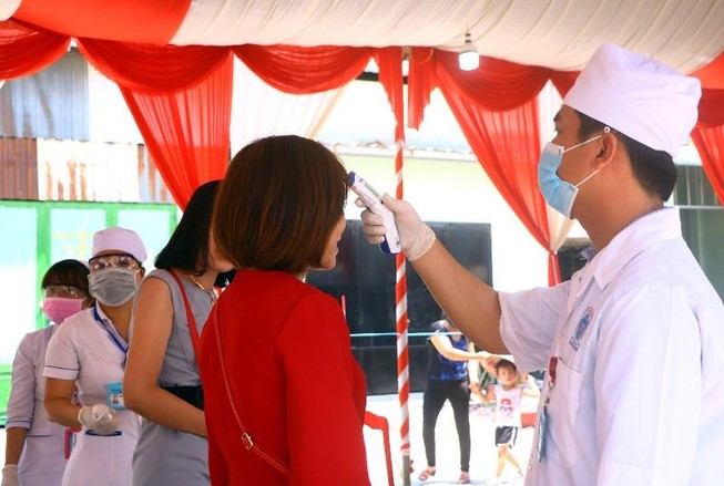 Đo thân nhiệt khách dự đám cưới của cô dâu Việt và chú rể Hàn