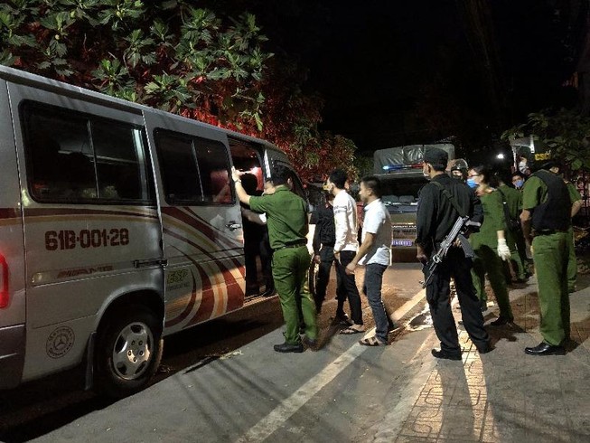Hàng chục thanh niên phê ma túy trong karaoke ở Bình Dương