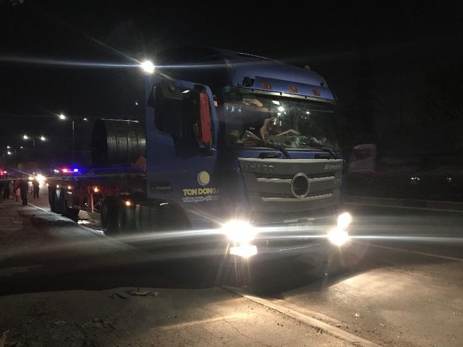Tông vào container dừng bên đường, 1 thanh niên tử vong