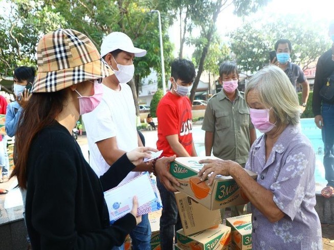Bình Dương: Ngàn người bán vé số dạo được nhận quà