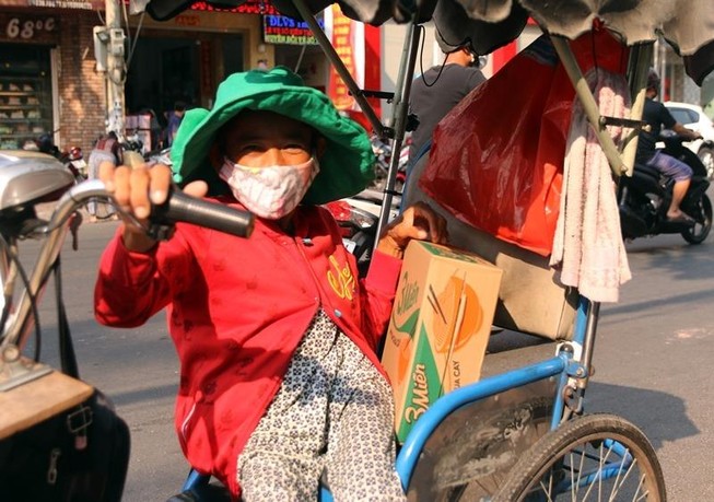 Bình Dương hỗ trợ người bán vé số có hộ khẩu tại địa phương