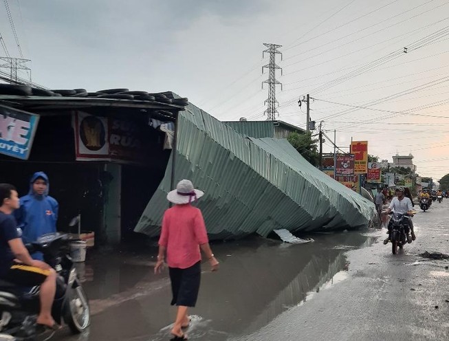 Bình Dương: Mưa đầu mùa khiến nhà sập, đường phố ngập