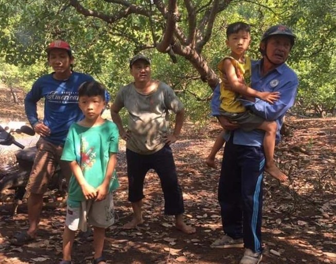 Tìm thấy 2 trẻ sinh đôi mất tích ở Bình Phước trong chòi lá