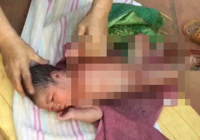 Bé gái sơ sinh bị bỏ rơi khóc thảm thiết trong khu nghĩa địa