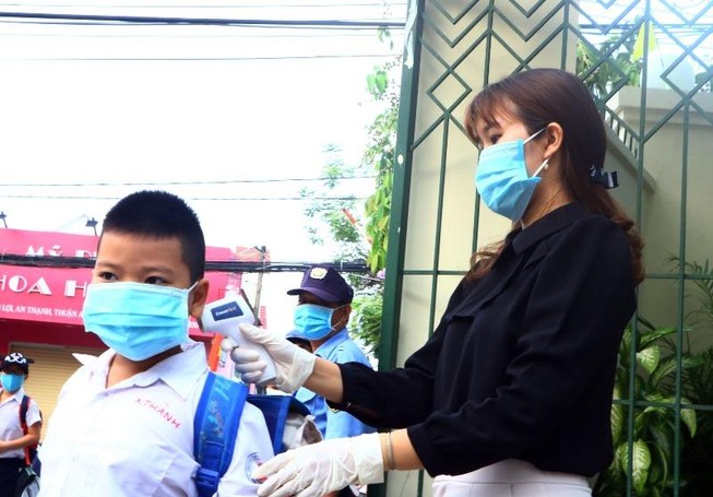 'Nghỉ học lâu quá rồi, đến trường gặp thầy cô, bạn bè thôi'