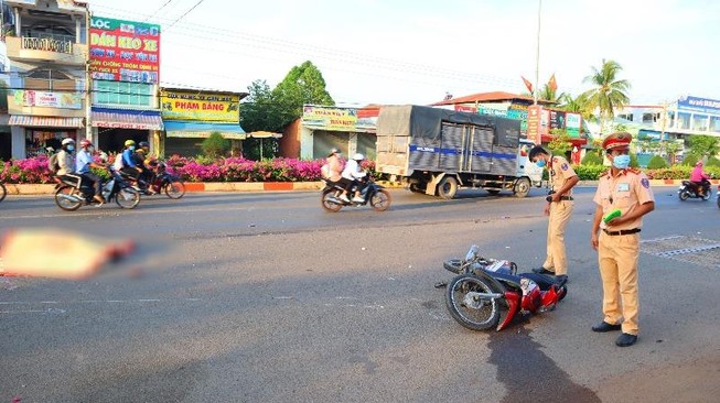 Va chạm với xe tải, vợ tử vong, chồng bị thương