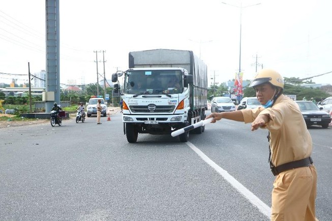 CSGT Bình Dương ra quân, kiểm tra hàng trăm phương tiện