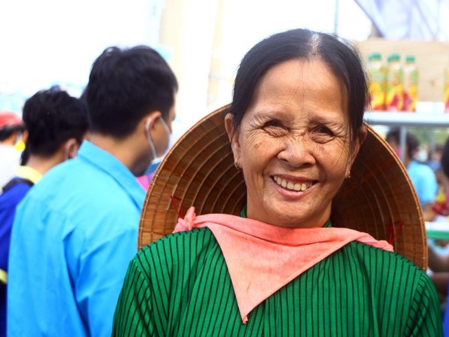Cười tít mắt khi nhận quà từ 'gian hàng 0 đồng'