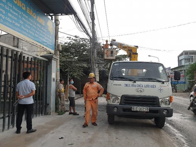 Đang đứng trước nhà, bị dây điện rơi trúng và giật chết