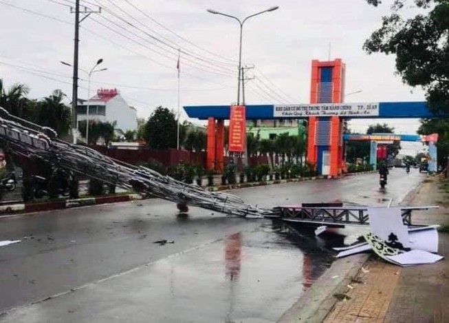 Cổng chào TP Dĩ An đổ sập, nhiều người thoát nạn