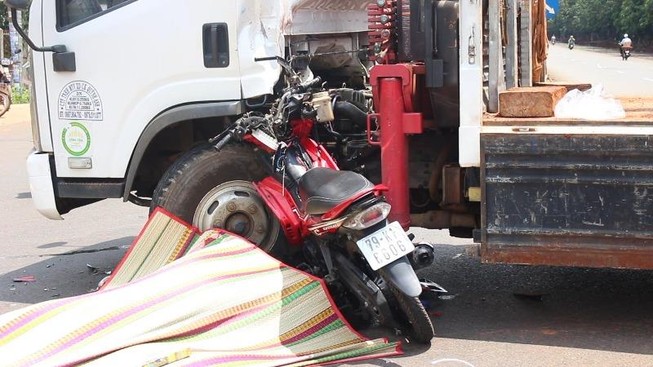 Va chạm xe máy và xe tải, 2 người thương vong