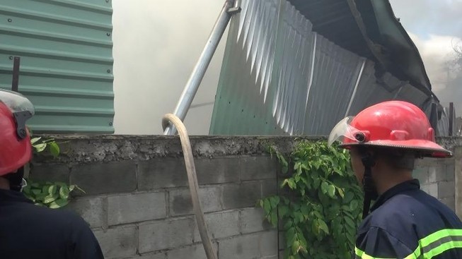 Cháy vựa phế liệu, cả khu dân cư hoảng loạn bỏ chạy