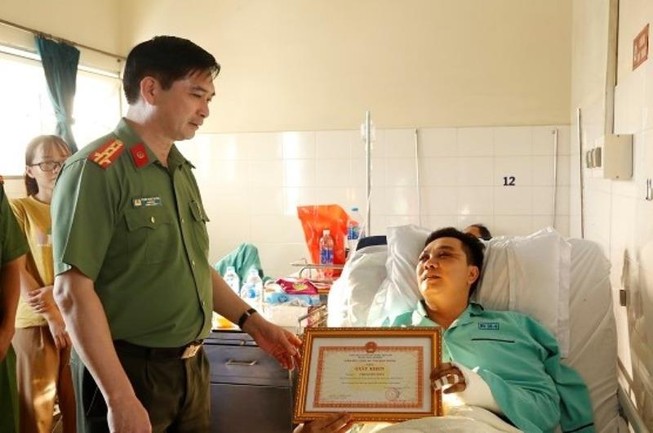 Thượng úy công an bị người đua xe tông thẳng vào người