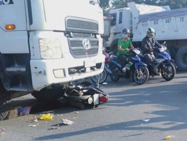 1 thợ hồ tử vong dưới bánh xe ben, hộp cơm văng tung tóe