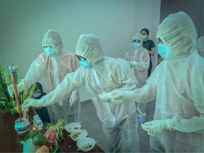 Xúc động cô gái ở khu cách ly, lập bàn thờ tạm chịu tang cha