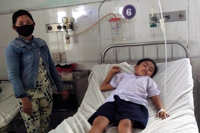 Hàng chục học sinh nhập viện sau khi ăn bánh trung thu