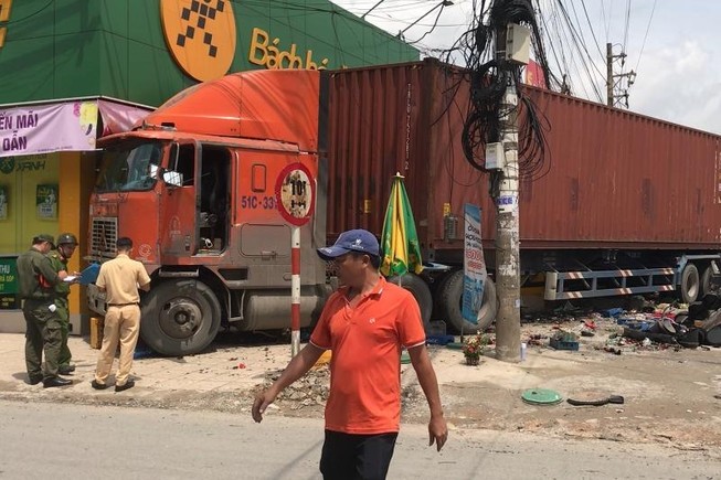 Container lao lên vỉa hè ở Bình Dương, nhiều người thoát chết