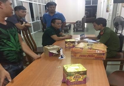 Phát hiện 108 viên pháo hoa giấu trong thùng mì tôm
