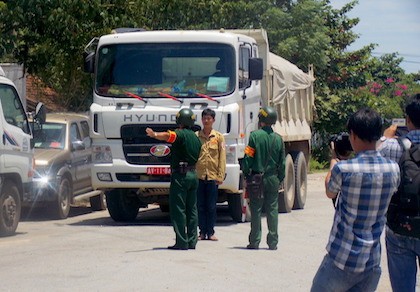 Xe biển đỏ 'nằm vạ' không chịu vào trạm cân