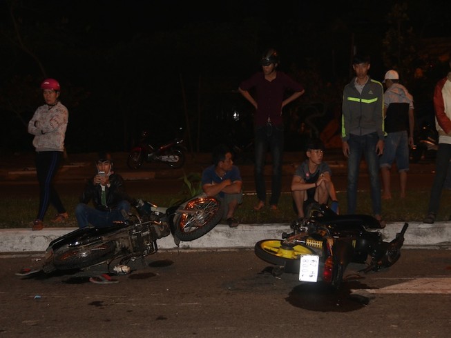 8 xe máy húc nhau, 1 phụ nữ mang thai nhập viện