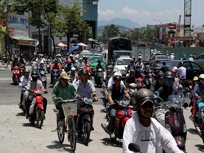 Đà Nẵng như lò lửa, trẻ nhập viện tăng, thiếu nước dùng