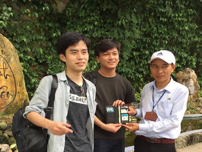 Trả lại tiền và tài sản nhặt được cho du khách Hàn Quốc