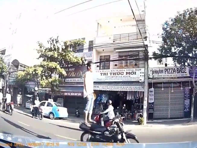 Thanh niên đứng trên yên xe máy phóng vun vút ở Đà Nẵng