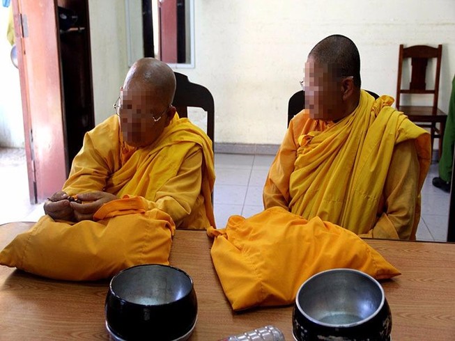 Tạm giữ 2 người giả danh nhà sư đi xin tiền