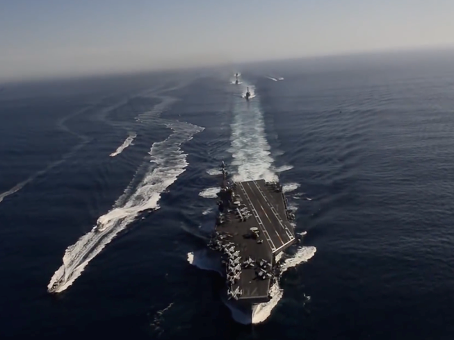 Tàu sân bay USS Carl Vinson đang tiến vào cảng Tiên Sa