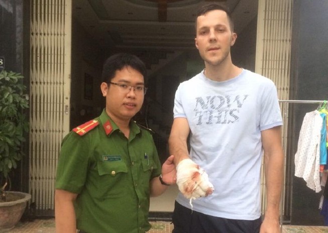 Người nước ngoài đập kính, cứu trẻ trong đám cháy