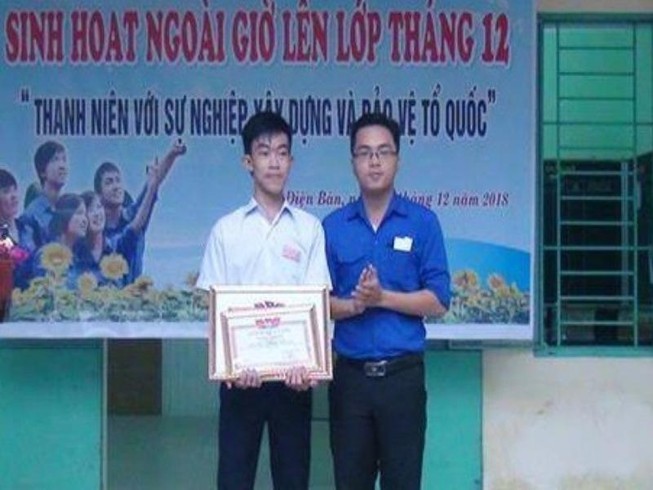 Trao học bổng cho học sinh nghèo nhặt được 50 triệu đồng