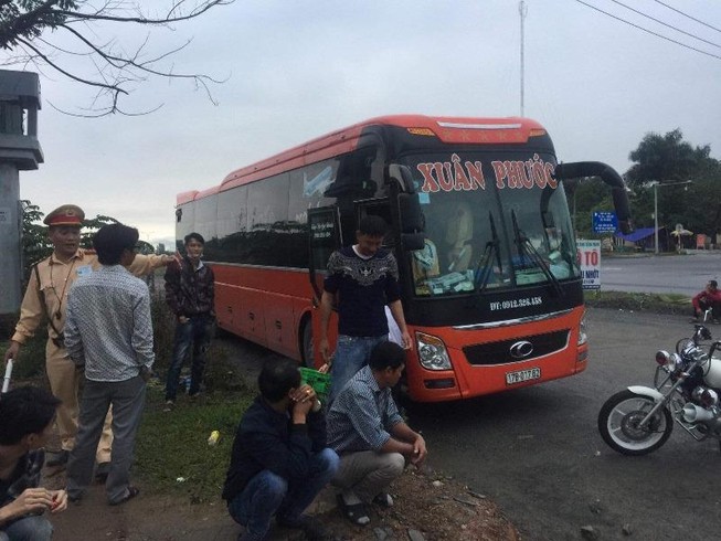 Tài xế xe khách uống bia rượu không chịu hợp tác với CSGT