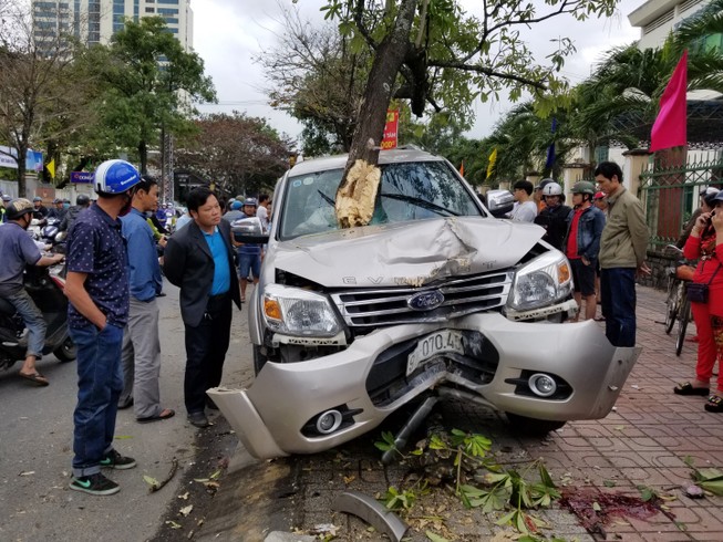 Ô tô lao lên lề đường tông 2 mẹ con nguy kịch