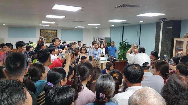 Hàng trăm người “vây” công ty bất động sản đòi sổ đỏ suốt đêm