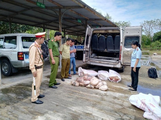 Xe khách chở 5 bao thịt thối bị phát hiện