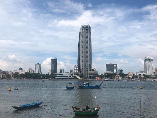 Cấm dùng tàu đánh cá chở khách xem pháo hoa trên sông Hàn
