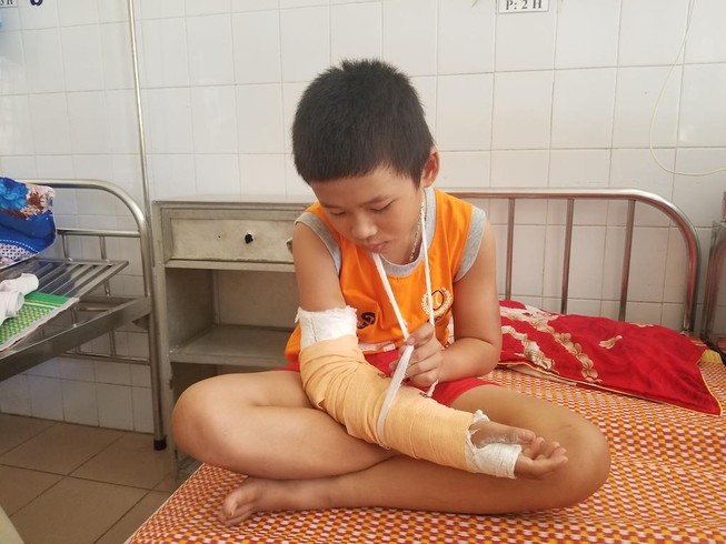 Gia cảnh khốn khó của em Linh 'vé số' bị cướp đánh gãy tay