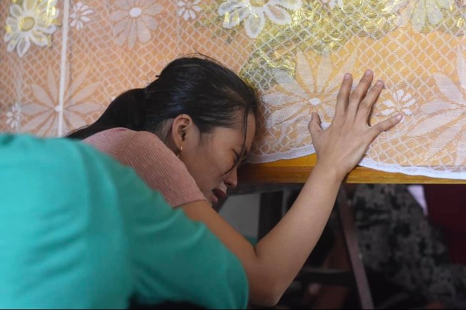 Vợ anh Khải gục ngã khi chồng không may tử nạn. Ảnh: NGUYỄN DO