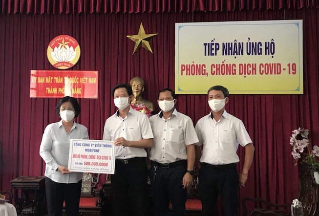 Tổng công ty Viễn Thông MobiFone trao tặng số tiền 500 triệu đồng cho Đà Nẵng chống dịch.