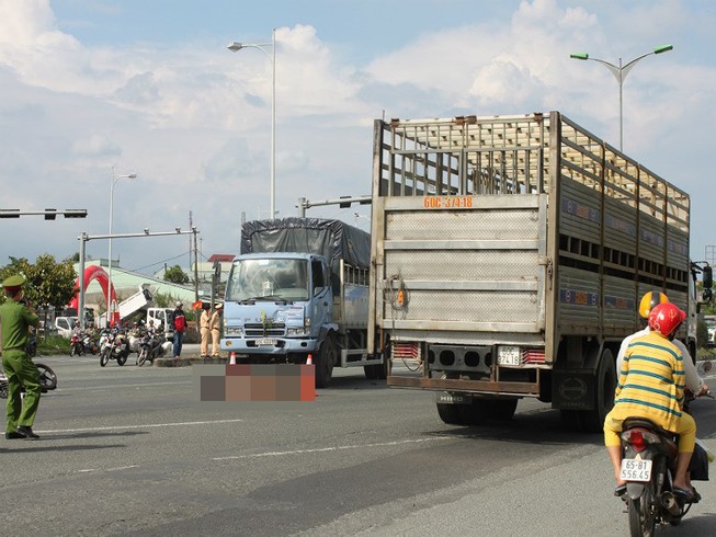 Lao vào xe tải, nam thanh niên tử vong giữa giao lộ