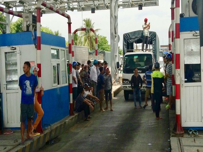 Đưa mẹ đi khám bệnh, bị 'kẹt' cứng ở trạm BOT