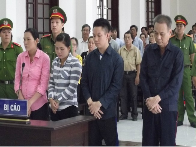 Tham ô, hiệu trưởng cùng thuộc cấp lãnh 62 năm tù