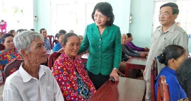 Phó Chủ tịch nước thăm gia đình chính sách ở Vĩnh Long