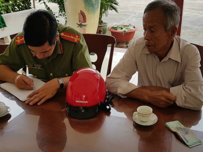 Đuổi không kịp, ông lão mang tiền nhặt được tới công an