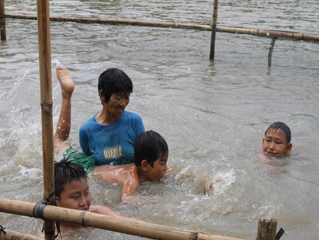 Bà Sáu Thia dạy bơi miễn phí được vinh danh 'Sống đẹp'
