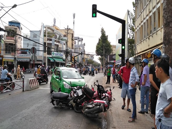 Va chạm với xe đạp, taxi 'lùa' 5 xe máy vào sáng sớm