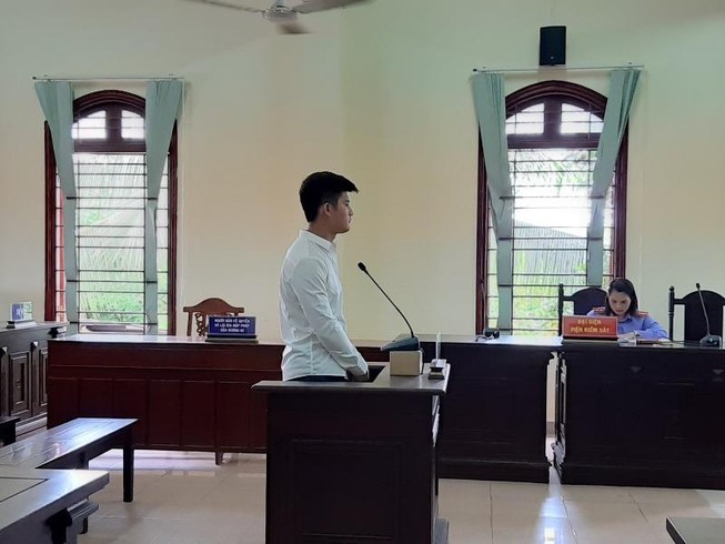 Đánh hàng xóm vì giành micro đám cưới hát, chú rể vào tù
